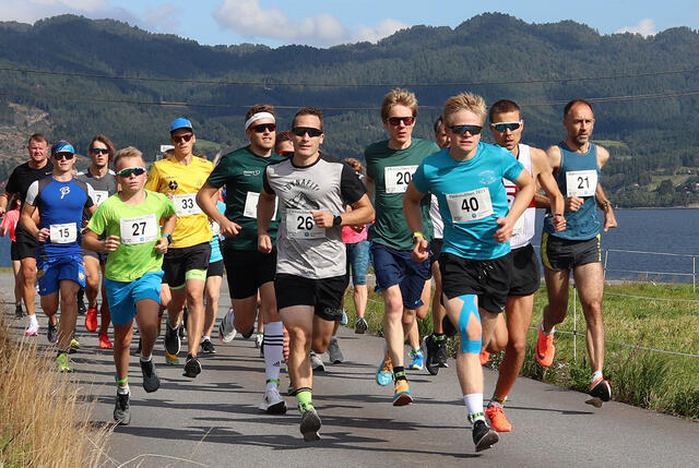 Unge Sander Engdahl (40) leder an ut fra start i den 41. utgaven av Flemstubben i Gjemnes kommune på Nord-Møre. (Foto: Per Kåre Gagnat)