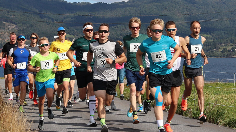 Unge Sander Engdahl (40) leder an ut fra start i den 41. utgaven av Flemstubben i Gjemnes kommune på Nord-Møre. (Foto: Per Kåre Gagnat)