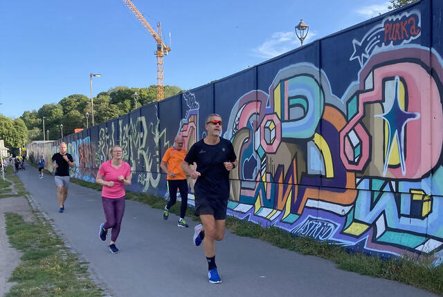 Etter en lang koronapause startet Tøyen Parkrun opp igjen lørdag 28. august. I front her ser vi Axel I. Walø som har gjennomført 106 av de 111 Tøyen Parkrun som har blitt arrangert. Dermed er han den med flest Parkruns gjennomført i Norge. (Foto: Tøyen parkrun)