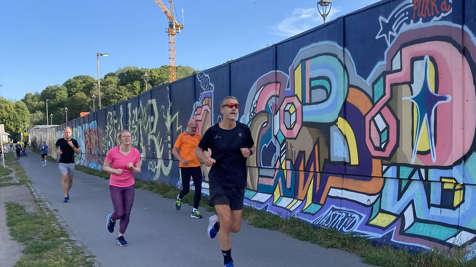 Etter en lang koronapause startet Tøyen Parkrun opp igjen lørdag 28. august. I front her ser vi Axel I. Walø som har gjennomført 106 av de 111 Tøyen Parkrun som har blitt arrangert. Dermed er han den med flest Parkruns gjennomført i Norge. (Foto: Tøyen parkrun)