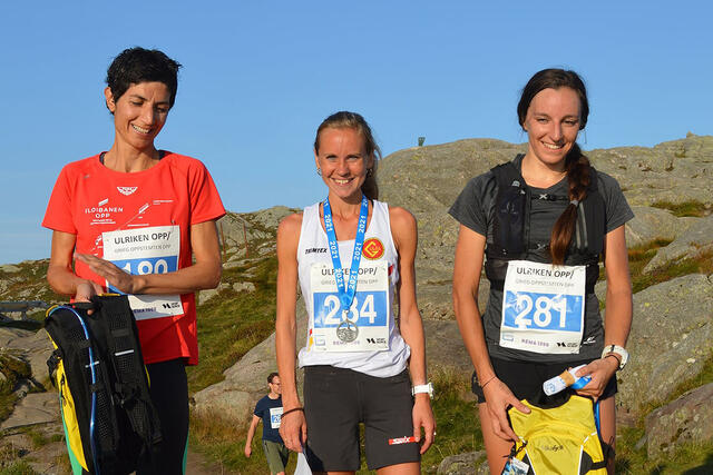 Premiepallen kvinner hadde en delt førsteplass mellom Karoline Finne (midten) og Iga Kopiec (til høyre). Bahereh Ganji (til venstre) var like bak disse to. (Foto: BFG Bergen Løpeklubbs Facebookside)