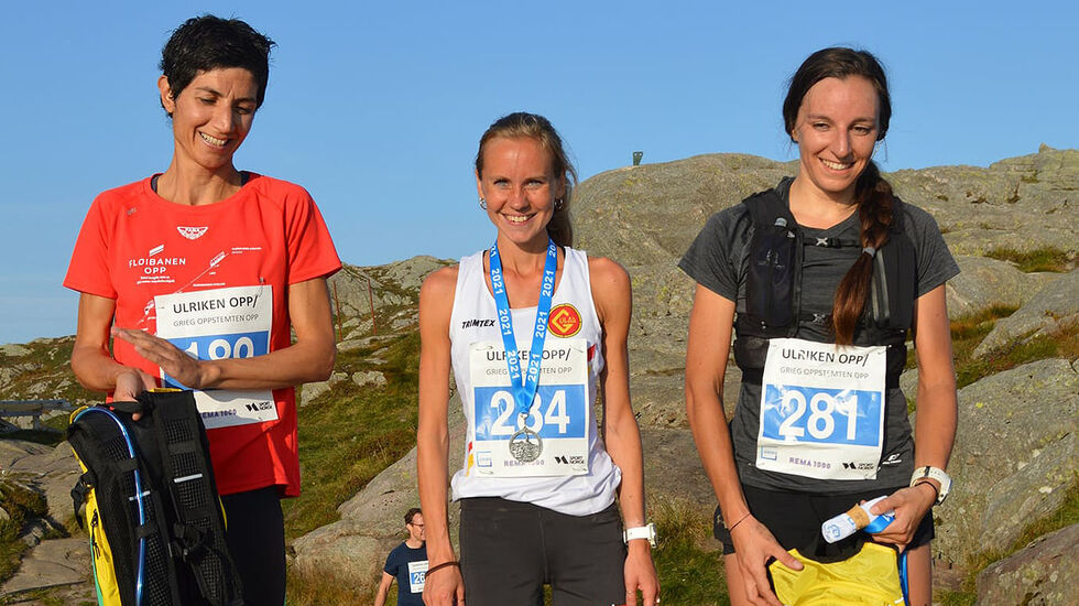 Premiepallen kvinner hadde en delt førsteplass mellom Karoline Finne (midten) og Iga Kopiec (til høyre). Bahereh Ganji (til venstre) var like bak disse to. (Foto: BFG Bergen Løpeklubbs Facebookside)
