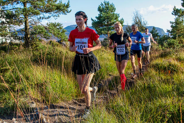Her er det Veronika Stuksrud som leder an denne gjengen i den korte løypen. Veronika Stuksrud vant 5 km. (Alle foto: Arne Dag Myking)