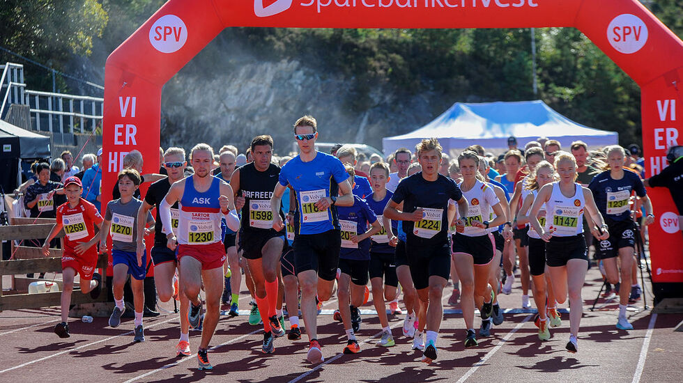 Starten har gått på 5 km i Knarvikmila. Vi ser Marius Sørli går rett i tet. (Alle foto: Arne Dag Myking)