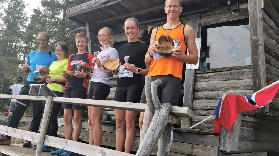Det klassiske bildet av de årlige klassevinnerne på Dronningens utsikt (fra v): Svein Tore Narvestad, Hanne Narvestad (begge Eidskog o-lag),  Martin Holtet (KIL), Dorthe Lillebekk (Magor UL), Christine Nystuen og Jarle Marvik (begge KIL) (Foto: Tor Solbergseter)