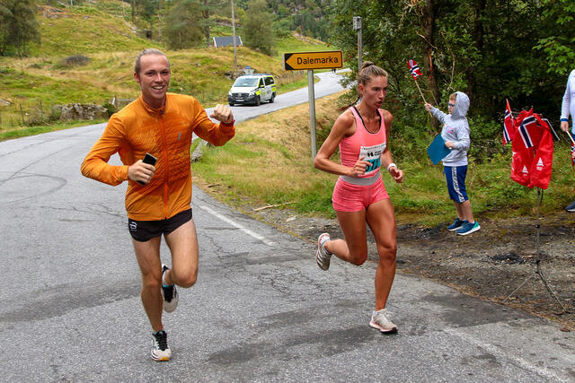 Rebekka Birkeland blir heiet frem gjennom løypen av kjæresten Marius Sørli. Og hjelp fra noen musikere var det visst også. (Foto: Arne Dag Myking)