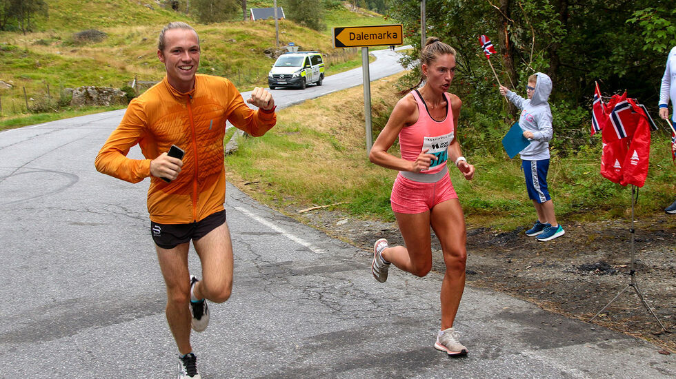 Rebekka Birkeland blir heiet frem gjennom løypen av kjæresten Marius Sørli. Og hjelp fra noen musikere var det visst også. (Foto: Arne Dag Myking)