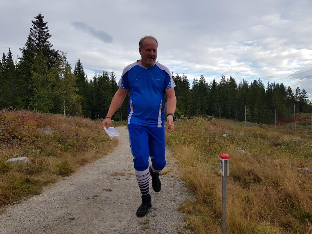 Jo Jørgensen mot mål med ett lurt smil.