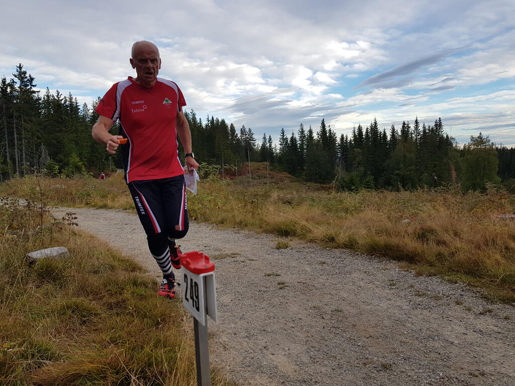 Arne Arnesen mot mål.