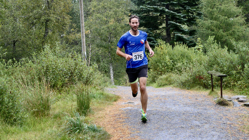 Marcus Megrund har lagt bak seg 500 meter i motbakker og leder allerede her ganske klart