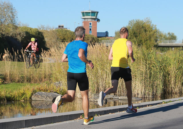 Landemerke: Kontrolltårnet på Norges tidligere hovedflyplass er symbol for Fornebuløpet og løperne passerer det like før de kommer i mål i Telenor Arena. (Foto: Kjell Vigestad)