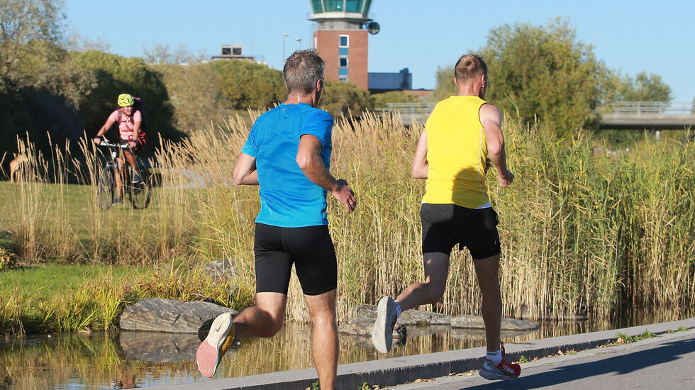 Landemerke: Kontrolltårnet på Norges tidligere hovedflyplass er symbol for Fornebuløpet og løperne passerer det like før de kommer i mål i Telenor Arena. (Foto: Kjell Vigestad)