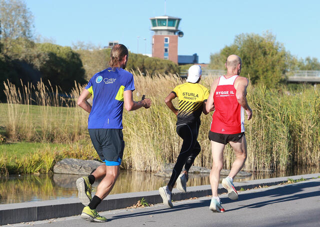 Vakkert i Nansenparken: Flytårnet på Norges tidligere hovedflyplass er symbolet til Fornebuløpet. Her følger ultraløper Gjermund Sørstad sønnen Haakon i 5 km-løpet. (Foto: Kjell Vigestad)