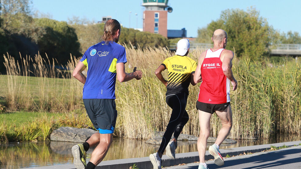 Vakkert i Nansenparken: Flytårnet på Norges tidligere hovedflyplass er symbolet til Fornebuløpet. Her følger ultraløper Gjermund Sørstad sønnen Haakon i 5 km-løpet. (Foto: Kjell Vigestad)