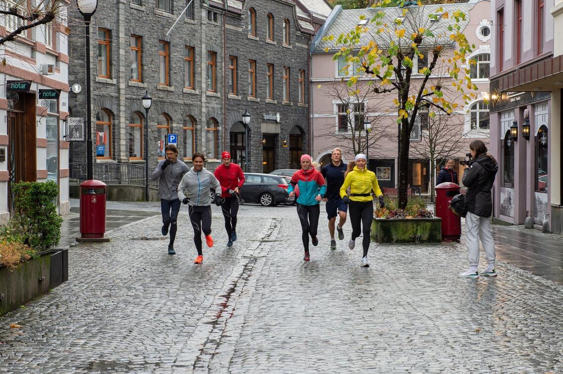 Her har deltakerne løpt ned Løvendvollbakken og er på veg inn Kongensgate som er gågate. Foto: Petter Hove