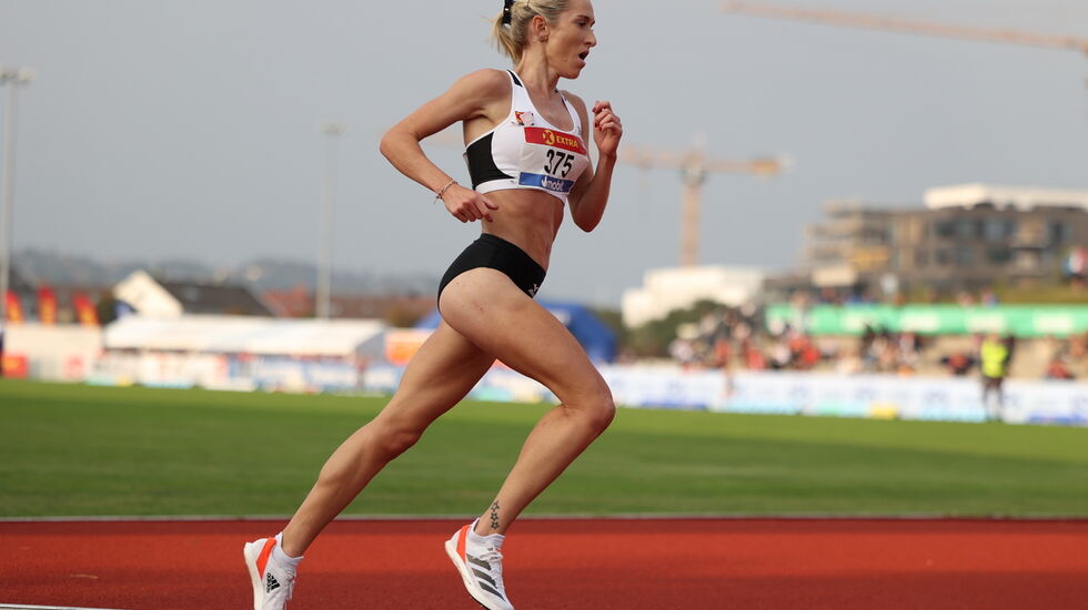 Karoline Bjerkeli Grøvdal da hun vant NM-gull på 5000 m på Kristiansand Stadion i fjor. (Foto: Samuel Hafsahl)