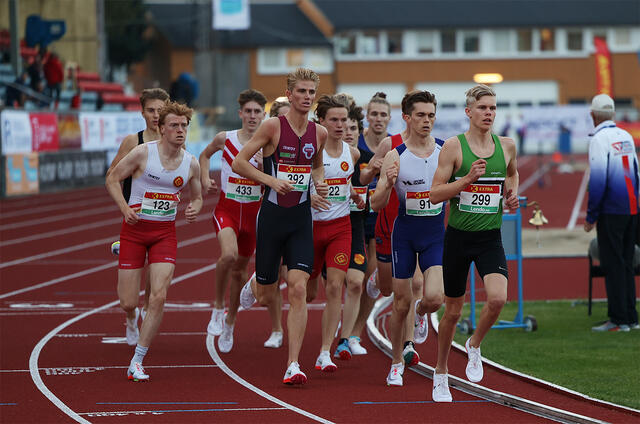 Dette bildet fra heat 2 er ganske representativt for hvor tette og jevne de to forsøksheatene på 1500 meteren var. (Foto: Samuel Hafsahl)