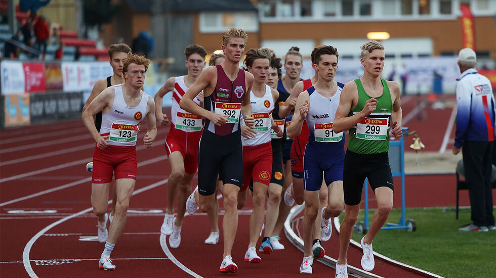 Dette bildet fra heat 2 er ganske representativt for hvor tette og jevne de to forsøksheatene på 1500 meteren var. (Foto: Samuel Hafsahl)