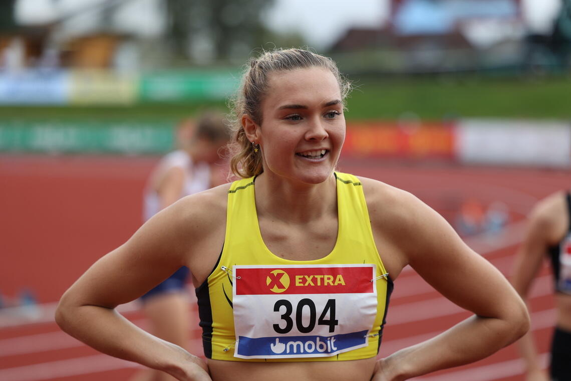 En fornøyd Amanda M. G. Frøynes etter å ha vunnet sitt forsøksheat på 800 m. (Samuel Hafsahl)