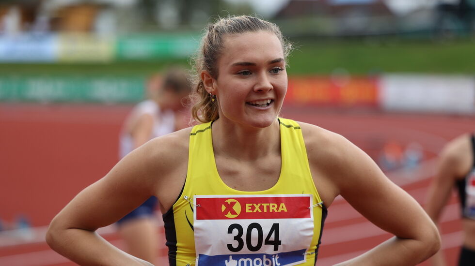 En fornøyd Amanda M. G. Frøynes etter å ha vunnet sitt forsøksheat på 800 m. (Samuel Hafsahl)