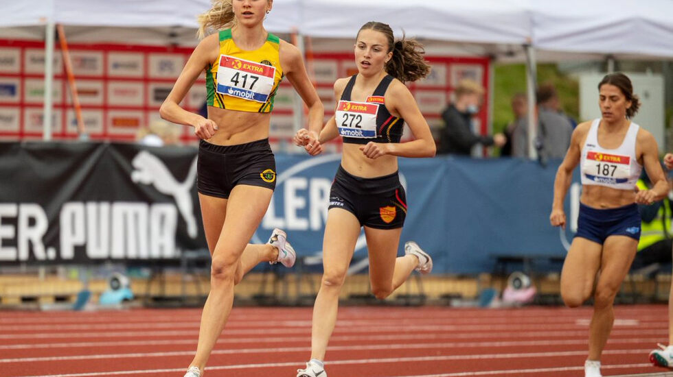 Amalie Sæten og Ingeborg Østgård tenker å åpne innendørssesongen med å løpe 1500 m i Manchester nå på lørdag. (Foto: Samuel Hafsahl)