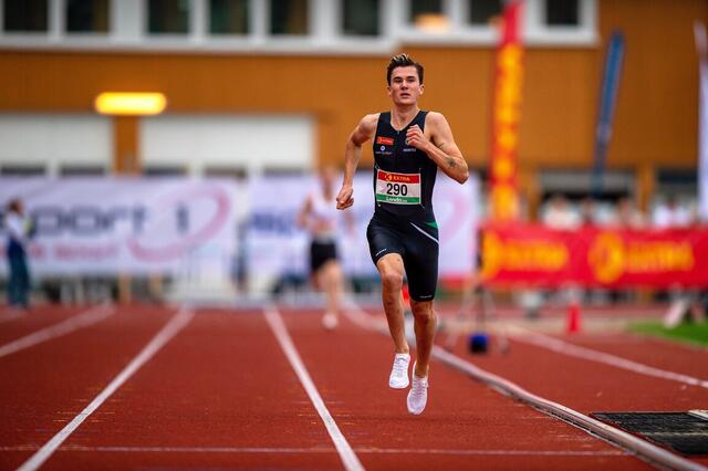 Jakob Ingebrigtsen struttet av energi helt på tampen en begivenhetsrik sesong. (Foto: Samuel Hafsahl)
