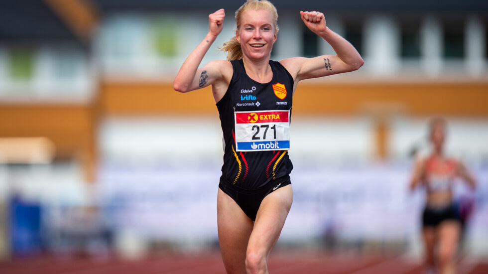 En jublende glad Ida Meli Narbuvoll i det hun sikrer seg sitt første senior-NM-gull på 10000 m søndag. (Foto: Samuel Hafsahl)