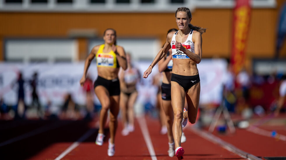 Hedda Hynne i luftige kliv mot mål til et nytt 800m-gull. (Foto: Samuel Hafsahl)