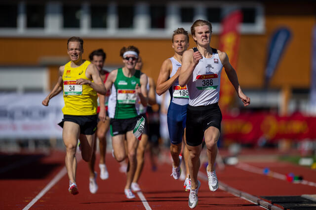 Tobias Grønstad spurter ned konkurrentene og tar NM-gull. (Foto: Samuel Hafsahl)