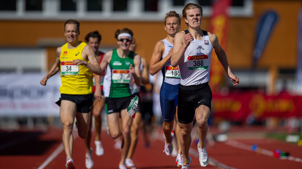 Tobias Grønstad spurter ned konkurrentene og tar NM-gull. (Foto: Samuel Hafsahl)