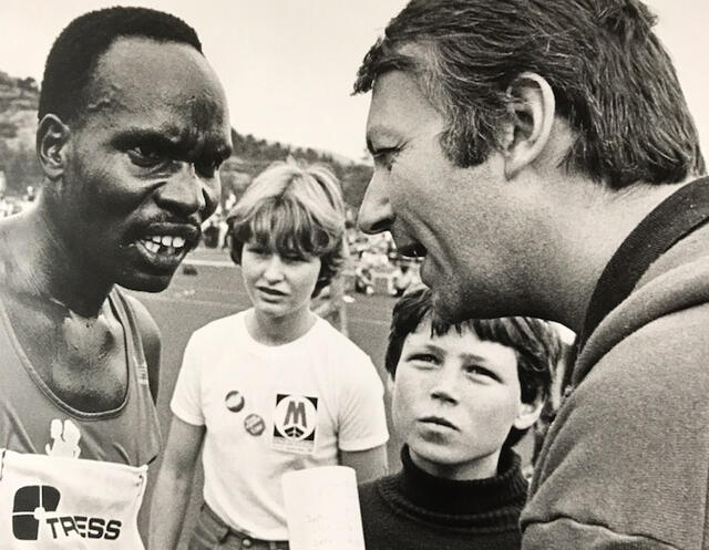 Etter verdensrekordløpet: Bergens Tidendes utsendte Jan Arild Larsen intervjuer Henry Rono.