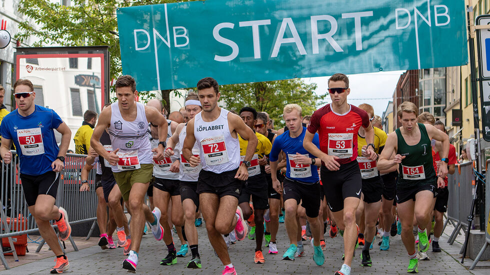 Det første og største av de to feltene legger av gårde på 10 kilometeren i Drammen. (Foto: Alfred de Haas)