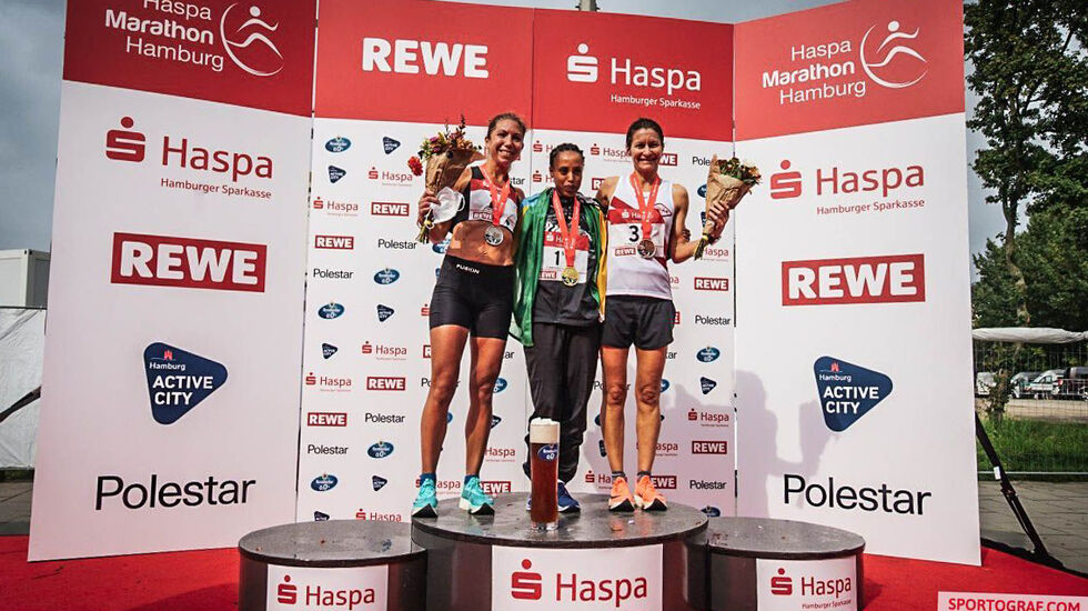 Gadise Tulu fra Etiopia (midten) vant med Camilla Elofsson fra Sverige (til venstre) på andre- og Marianne Dønnem fra Norge på tredjeplass. (Foto: Sportograf)
