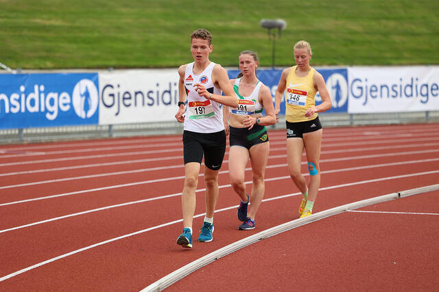 Magnus Græsli går her i front, mens Siri Gamst Glittenberg og Maren K. Bekkestad henger i ryggen hans. Dette var tet-trioen i kappgangøvelsen i NM. (Alle foto: Samuel Hafsahl)