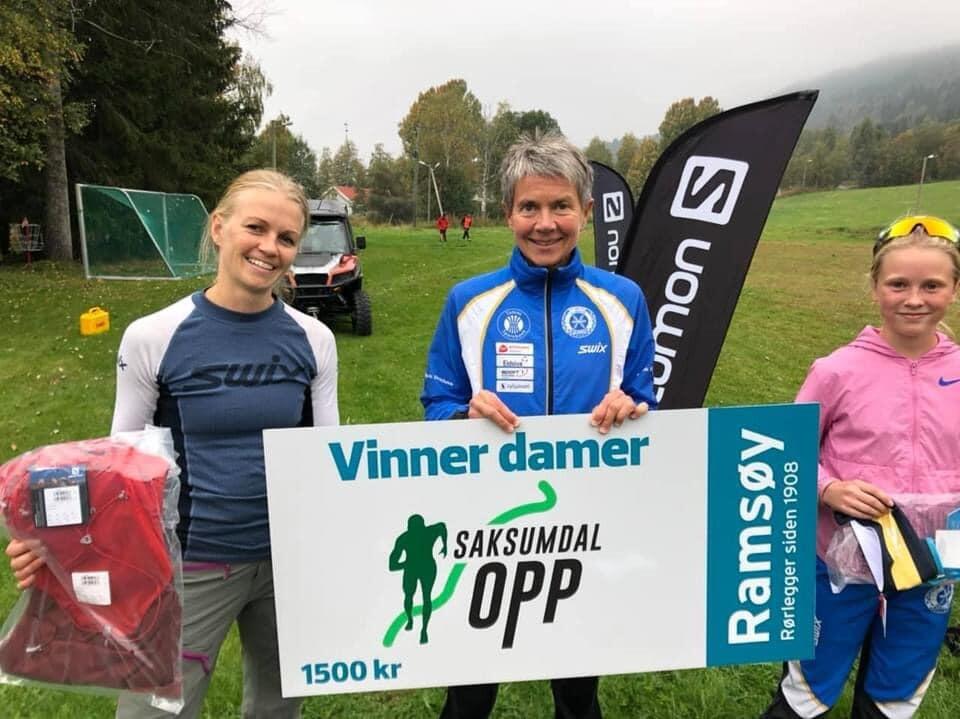 Damene som havnet på pallen i Saksumdal Opp. Fra venstre Ingrid Wadahl, i midten vinner Torunn Ølstad og til høyre junior Sina Hovde. (Alle foto: Aud Jorunn H. Hagesveen)