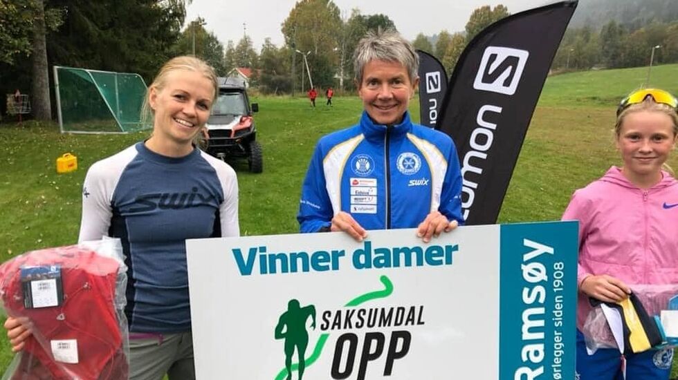 Damene som havnet på pallen i Saksumdal Opp. Fra venstre Ingrid Wadahl, i midten vinner Torunn Ølstad og til høyre junior Sina Hovde. (Alle foto: Aud Jorunn H. Hagesveen)