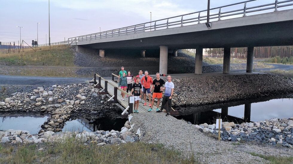 Det andre løpet i høstjakta startet rett under rundkjøringa på nye rv. 3 inn til Elverum. Her er en stor gjeng samlet for fellesstart tirsdag med Kondis-trener Christoffer Hvammen i front. (Foto: Rolf Bakken)