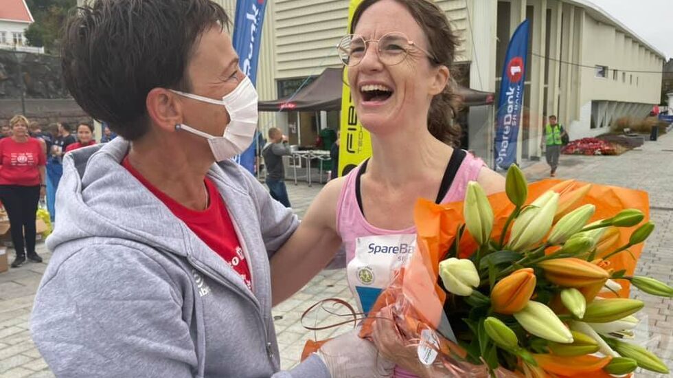 Arrangøren delte ut fire blomsterbuketter til noen de plukket ut i farta, her er det en lykkelig 5 km løper som ble overrasket med blomster av funksjonær Beate Sommer. (Alle foto: Janicke Yttervik )
