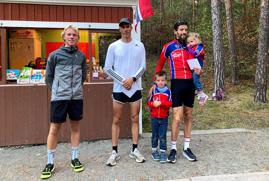 Det var kun fire sekunder som skilte de tre beste i herreklassen i Ryeløpet. Pål Asbjørn Kullerud (midten) vant på 17:34 foran Andreas Staune-Mittet (venstre) og Robin Mackenzie-Robinson (høyre). (Alle foto: arrangør SK Rye)