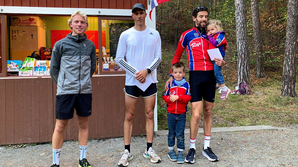 Det var kun fire sekunder som skilte de tre beste i herreklassen i Ryeløpet. Pål Asbjørn Kullerud (midten) vant på 17:34 foran Andreas Staune-Mittet (venstre) og Robin Mackenzie-Robinson (høyre). (Alle foto: arrangør SK Rye)
