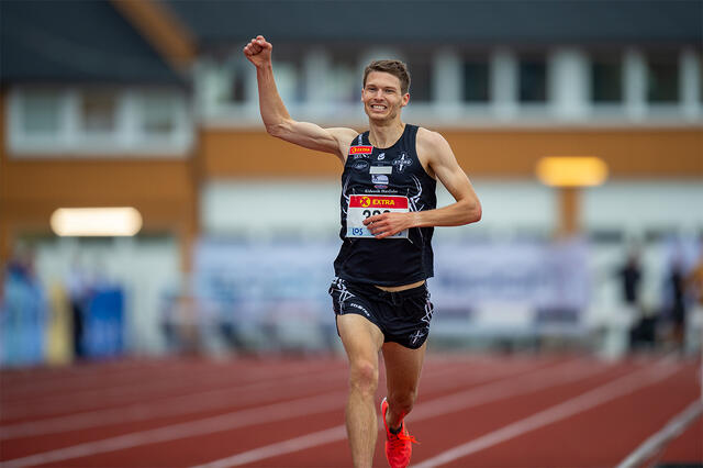 Tom Erling Kårbø fikk en kort, men veldig god hindersesong. Her jubler han for NM-gullet. (Foto: Samuel Hafsahl)