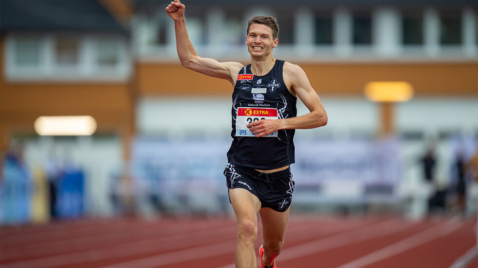 Tom Erling Kårbø fikk en kort, men veldig god hindersesong. Her jubler han for NM-gullet. (Foto: Samuel Hafsahl)