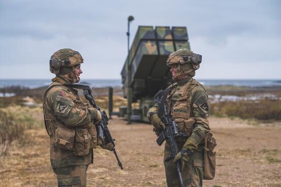 Soldater og NASAMS 3 Soldater fra Brigade Nord sitt kampluftvernbatteri under en skarpskytingsøvelse våren 2021.