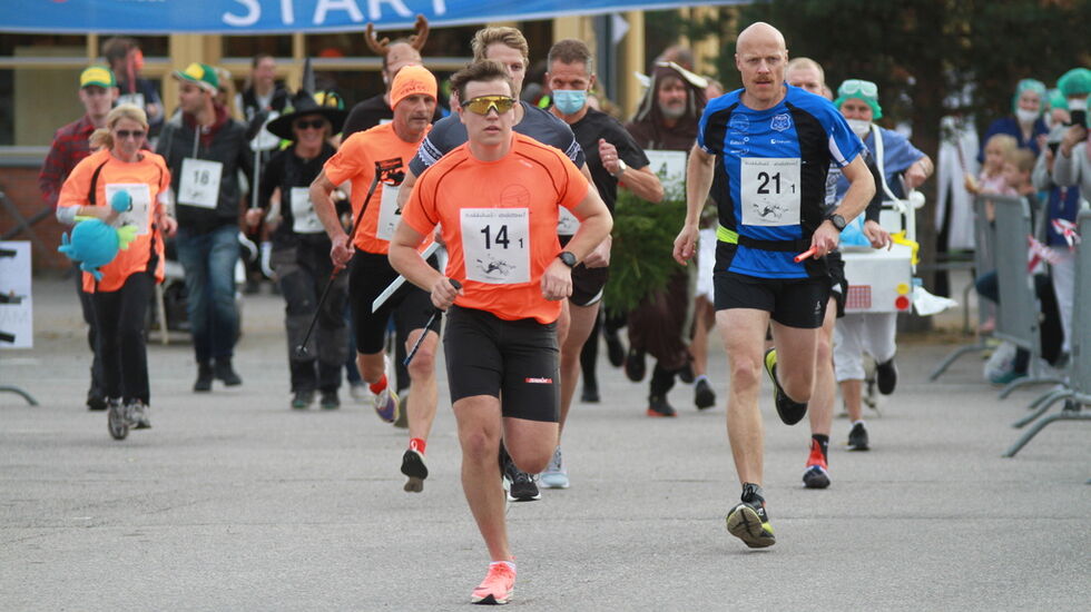 Starten for den 7. Hakkihæl-stafetten på Rena Torg onsdag. (Foto: Geir Hjermstad)