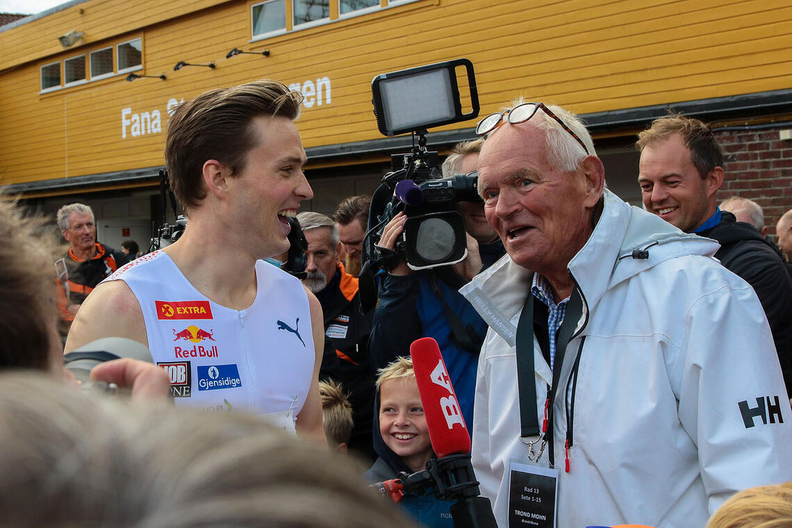 Karsten Warholm fikk gratulasjoner fra Trond Mohn etter rekordløpet sitt. (Alle foto: Arne Dag Myking)