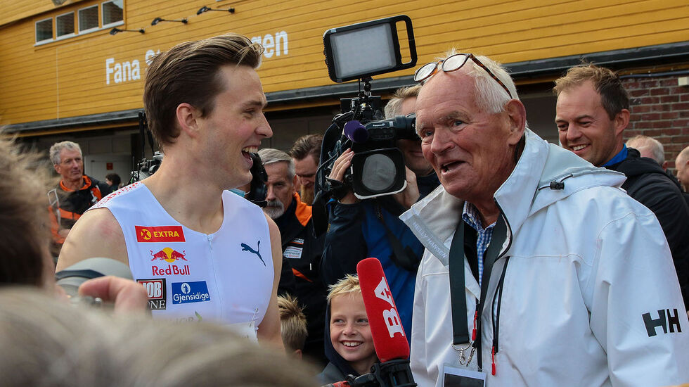 Karsten Warholm fikk gratulasjoner fra Trond Mohn etter rekordløpet sitt. (Alle foto: Arne Dag Myking)