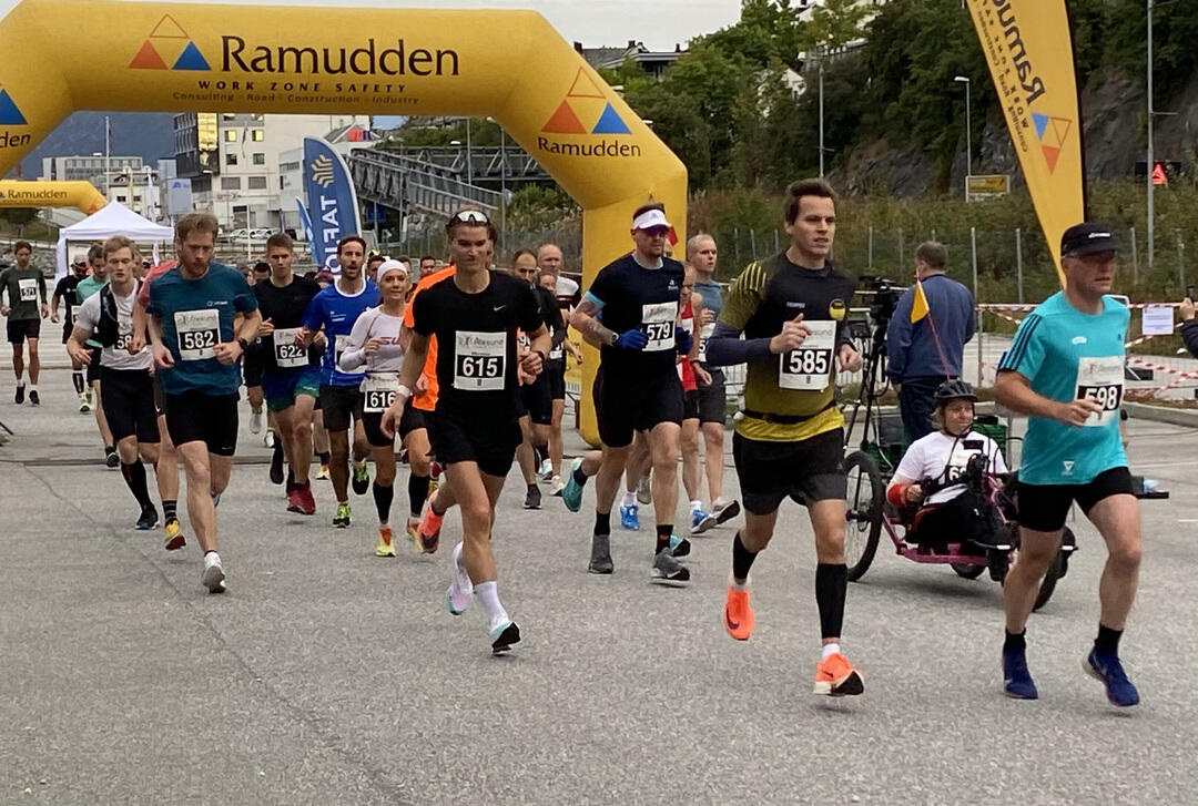 Maratondistansen hadde start allerede kl. 08.00 lørdag morgen. Foto: Helge Fuglseth