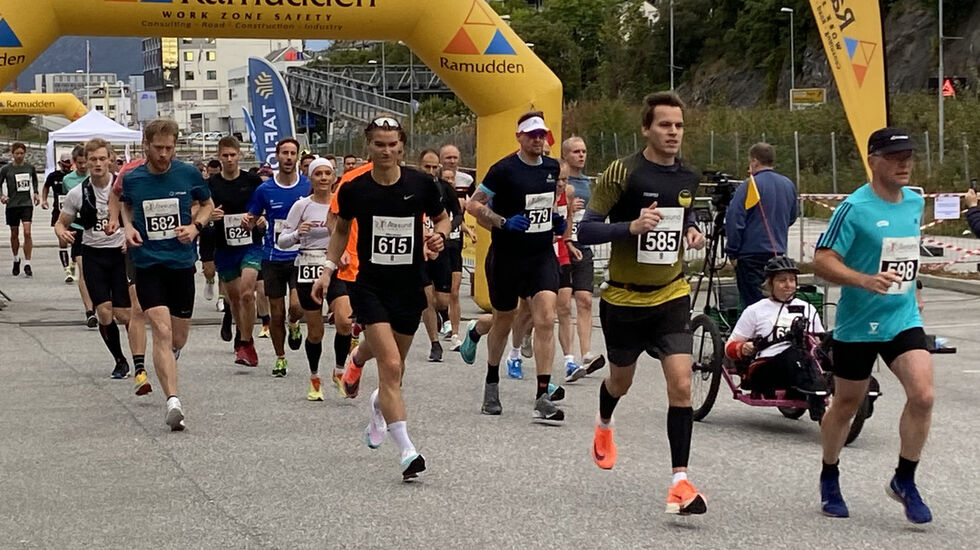 Maratondistansen hadde start allerede kl. 08.00 lørdag morgen. Foto: Helge Fuglseth