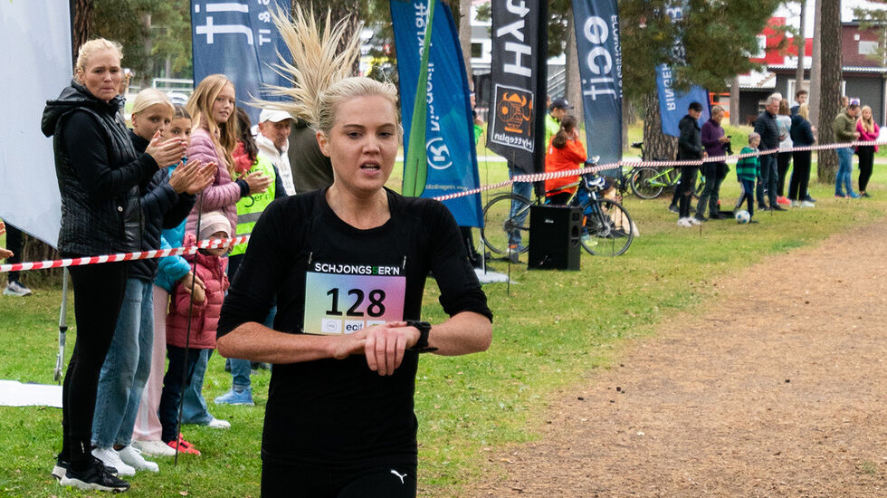 Kristine Eikrem Engeset viste god høstform da hun klokka seg inn på 16.25 i den kontrollmålte 5 kilometeren på Hønefoss. (Foto: Emil Sørgård) 