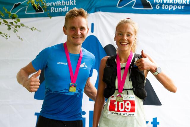 Anders Kjærevik fra Kvinnherad og BFG Bergen løpeklubb og Johanna Åström fra Åndalsnes og Arc’Teryx står igjen som både vinnere og løyperekordholdere etter lørdagens Torvikbukt 6 topper. Foto: Daniel Kvalvik/Torvikbukt IL